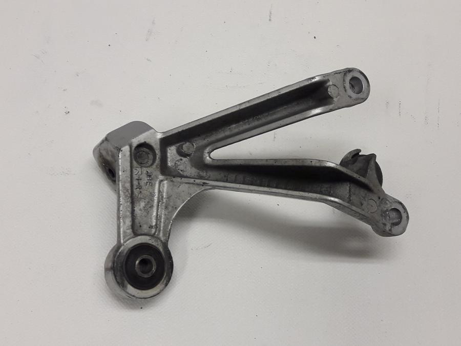 Baksidan på Fotpinnefäste från en Suzuki GSX-R 600 -1998 motorcykel.