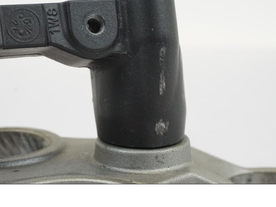 Snett uppifrån på Gaffelkrona från en Yamaha MT-07 -2016 motorcykel.