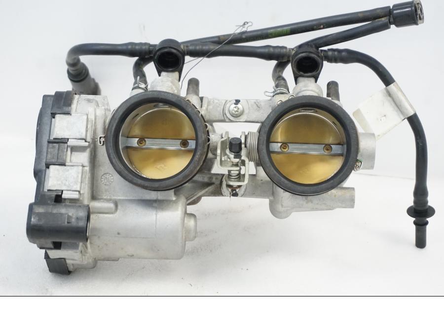 Baksidan på Spjällhus från en Aprilia RSV 1000 -2010 motorcykel.