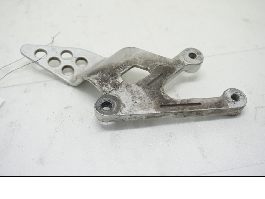 Baksidan på Fotpinnefäste från en Yamaha YZF-R 125 -2008 motorcykel.