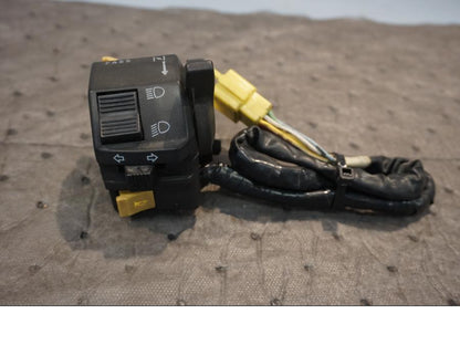 Framsidan på Styrelreglage från en Suzuki DR 650 -1997 motorcykel.