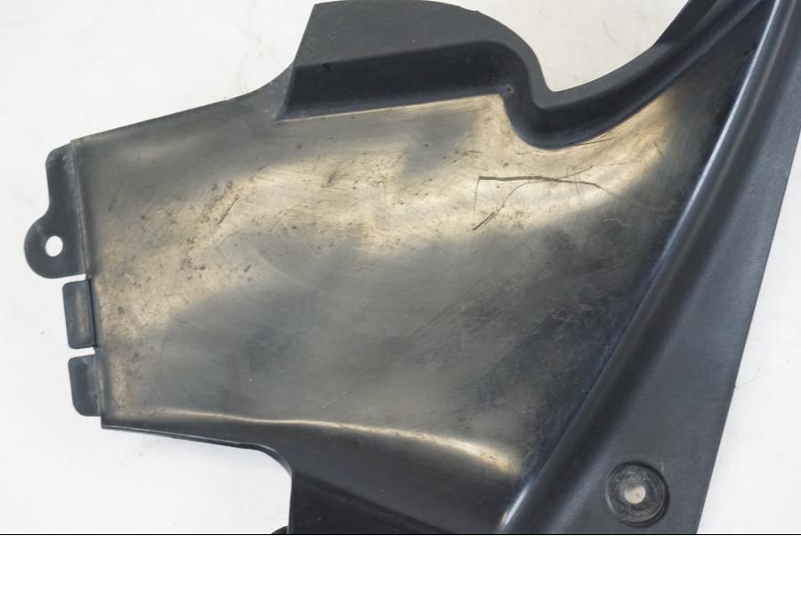 Baksidan på Innerpanel från en Honda VFR 800 -2003 motorcykel.