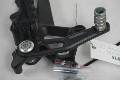 Vänster sida på Fotpinnefäste från en KTM 1290 Super Duke GT -2017 motorcykel.