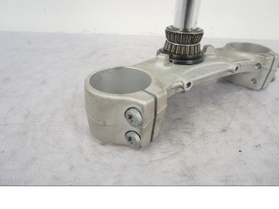 Baksidan på Gaffelkrona från en KTM 690 Duke -2014 motorcykel.