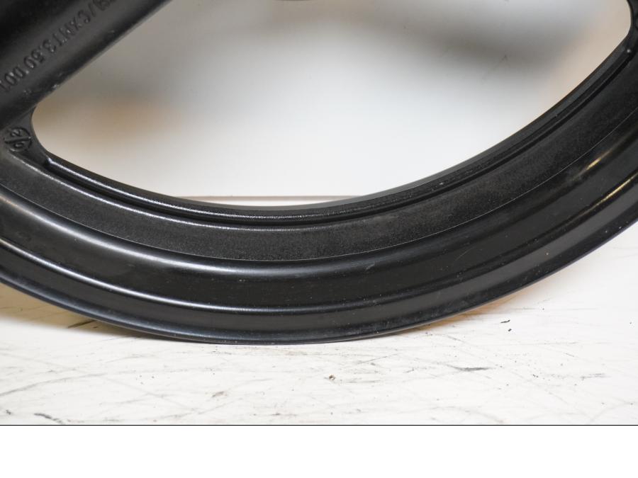 Höger sida på Fälg från en Suzuki GSX 1300 R -2003 motorcykel.