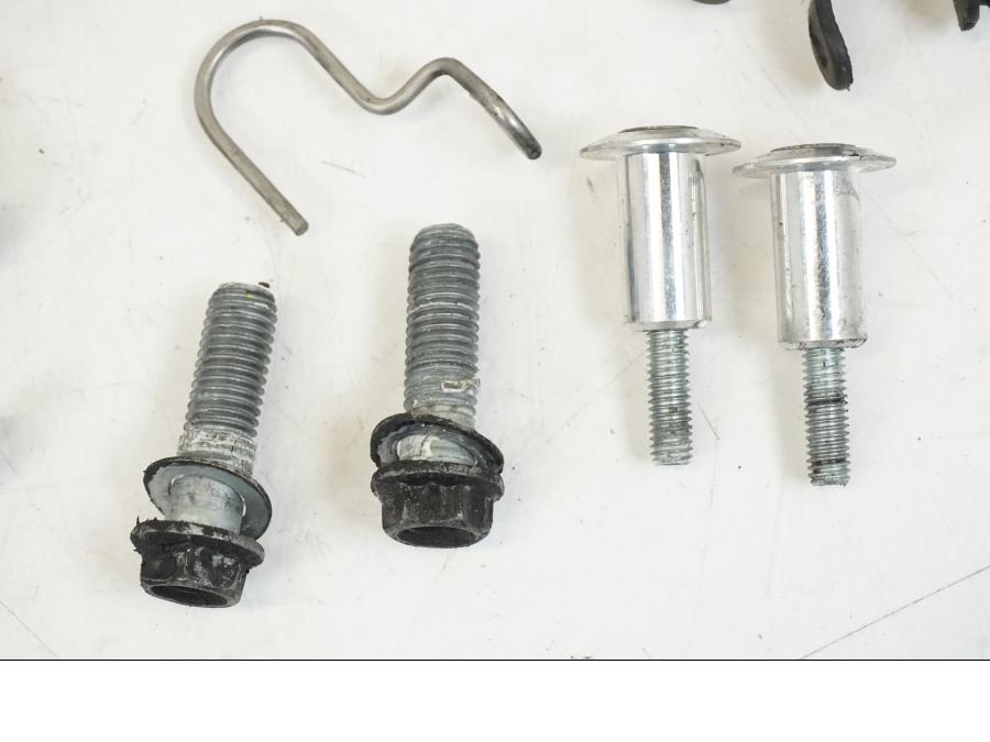 Extrabild1 på Skruv / Mutter etc från en Aprilia Tuono V4R -2011 motorcykel.