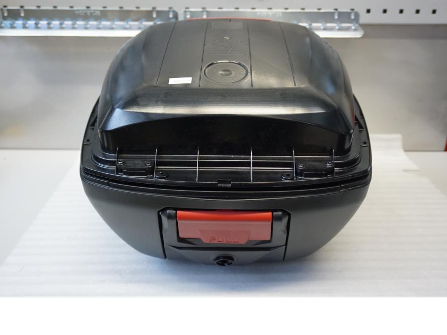 Framsidan på Topbox från en BMW S 1000 XR -2019 motorcykel.