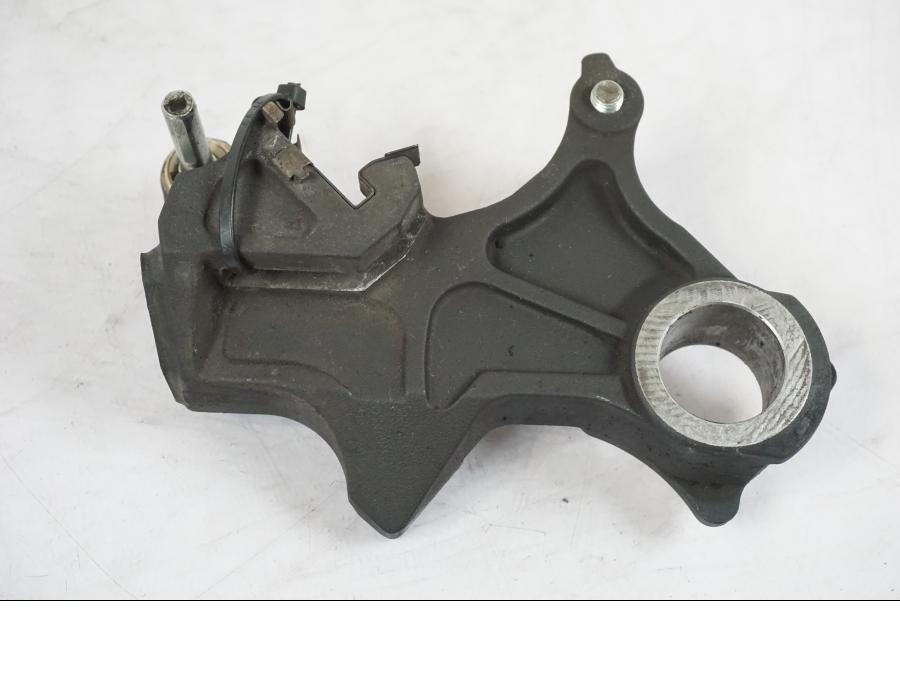 Framsidan på Bromsoksfäste från en Suzuki GSX-R 750 -2006 motorcykel.