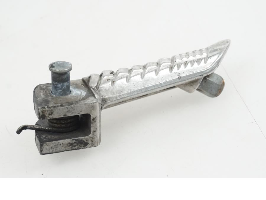 Snett nerifrån på Fotpinne från en Suzuki GSX-R 1000 -2007 motorcykel.