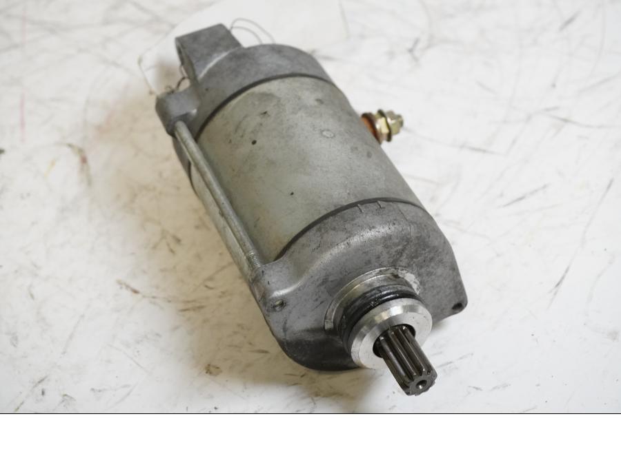 Framsidan på Startmotor från en Honda XRV 750 -1994 motorcykel.