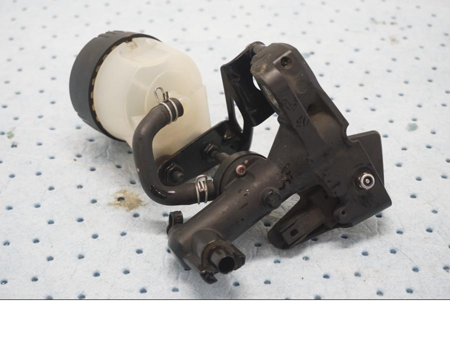 Baksidan på Bromshuvudcylinder från en BMW F 800 ST -2007 motorcykel.