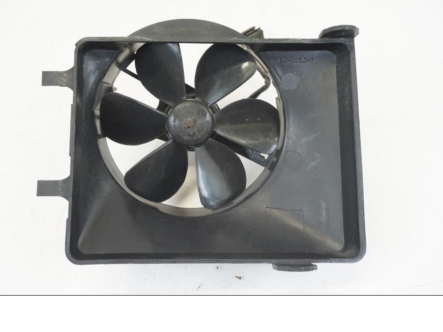 Framsidan på Vattenkylfläkt från en BMW K 1200 LT -2004 motorcykel.