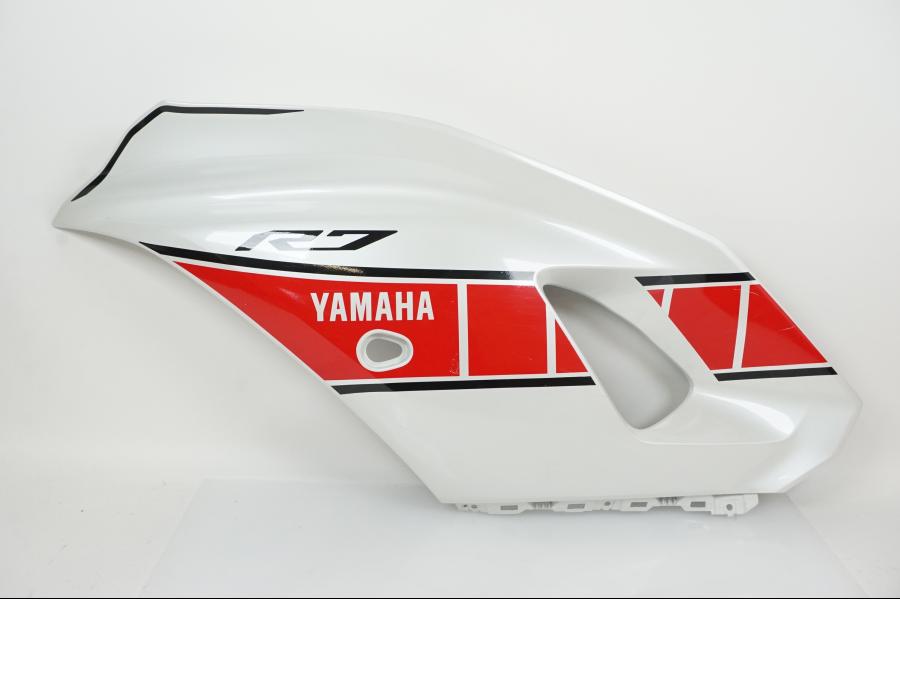 Framsidan på Sidkåpa från en Yamaha YZF-R7 -2022 motorcykel.