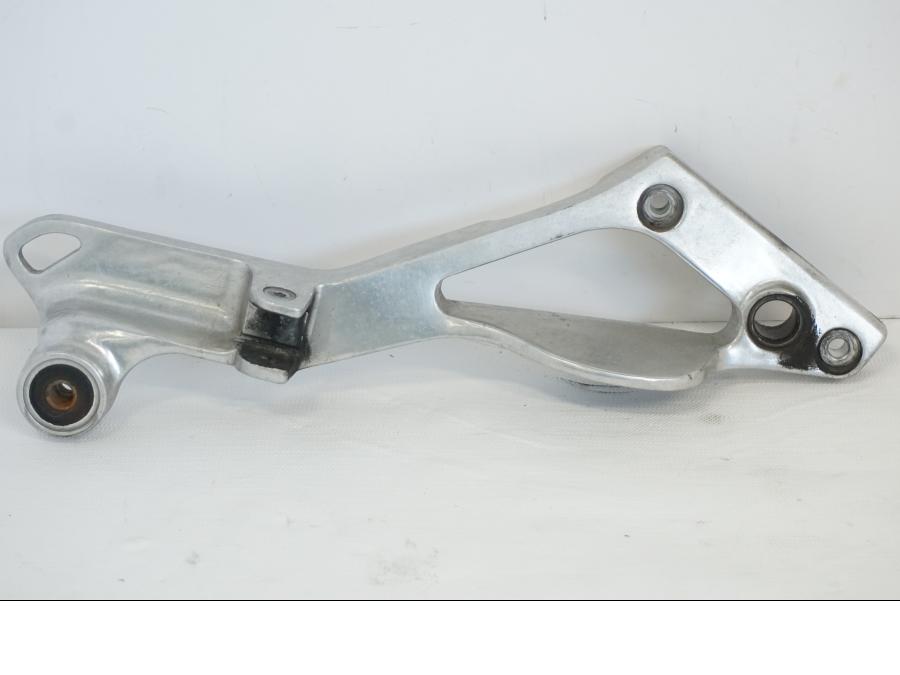 Framsidan på Fotpinnefäste från en Yamaha TDM 850 -1998 motorcykel.