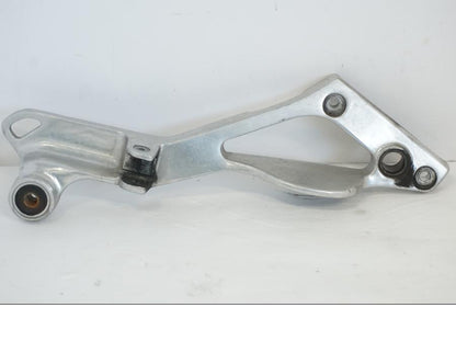 Framsidan på Fotpinnefäste från en Yamaha TDM 850 -1998 motorcykel.