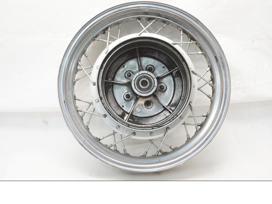 Baksidan på Fälg från en Yamaha XV 535 -1999 motorcykel.