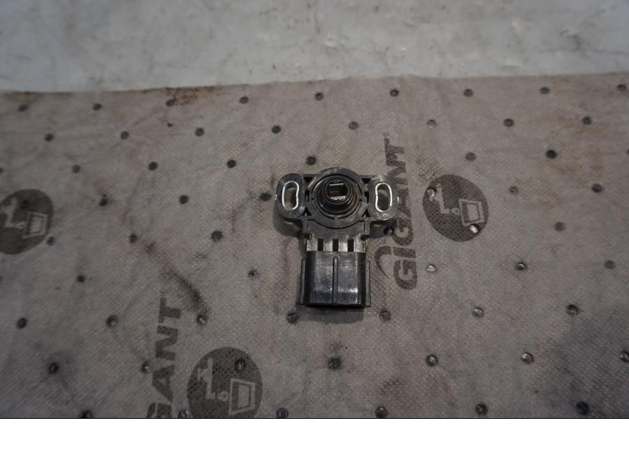 Baksidan på Acceleration Sensor från en Yamaha XT 1200 Z -2011 motorcykel.