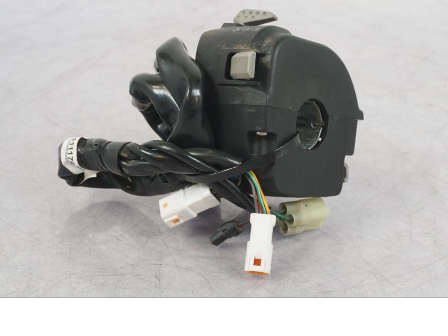 Vänster sida på Styrelreglage från en KTM 1290 Super Adventure R -2018 motorcykel.