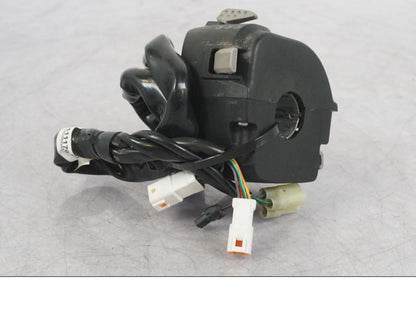 Vänster sida på Styrelreglage från en KTM 1290 Super Adventure R -2018 motorcykel.