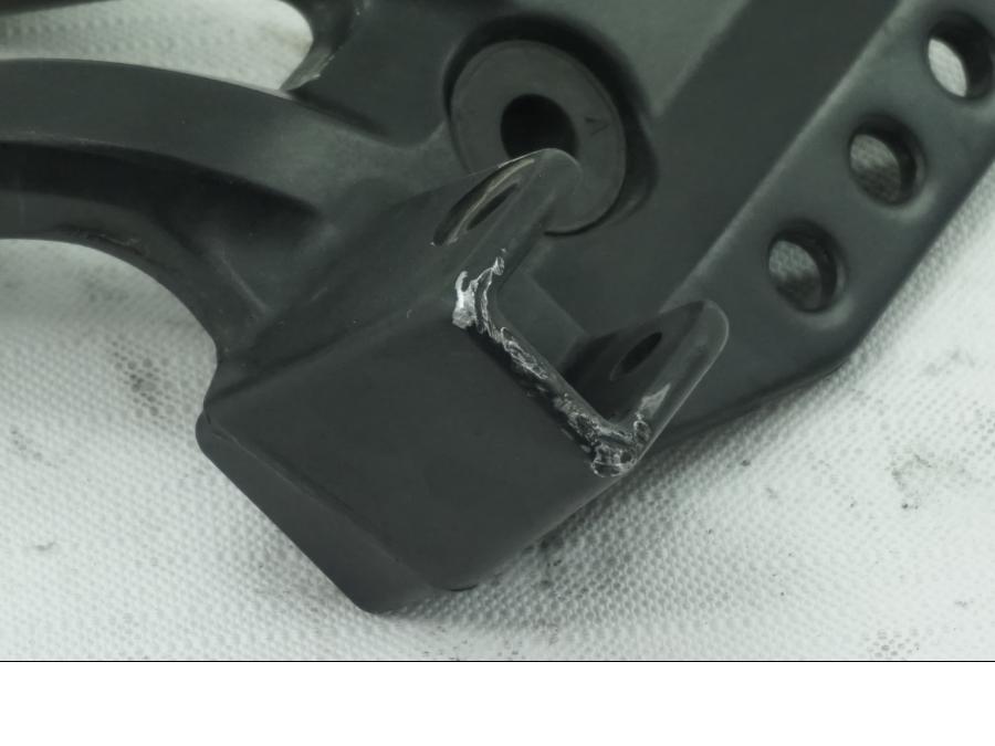 Höger sida på Fotpinnefäste från en Suzuki DL 1000 -2005 motorcykel.