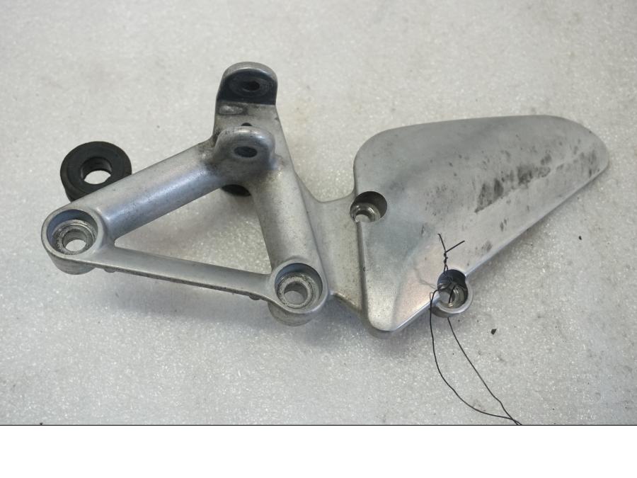 Framsidan på Fotpinnefäste från en Honda CBR 1100 XX -1998 motorcykel.