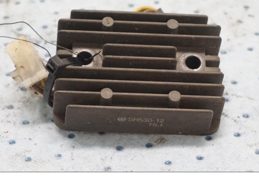 Framsidan på Likriktare från en Kawasaki EN 500 -1999 motorcykel.