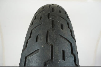 Baksidan på <p>Däck: Michelin Commander.</p>

<p>Dimension: MT90 B16 M/C 71H.</p>

<p>Tillv. 4506.</p>

<p>Mönsterdjup: ca. 40 %.</p> motorcykel.
