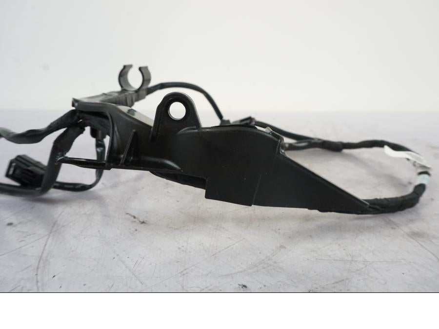 Snett uppifrån på Kablage från en KTM 1290 Super Duke R -2023 motorcykel.