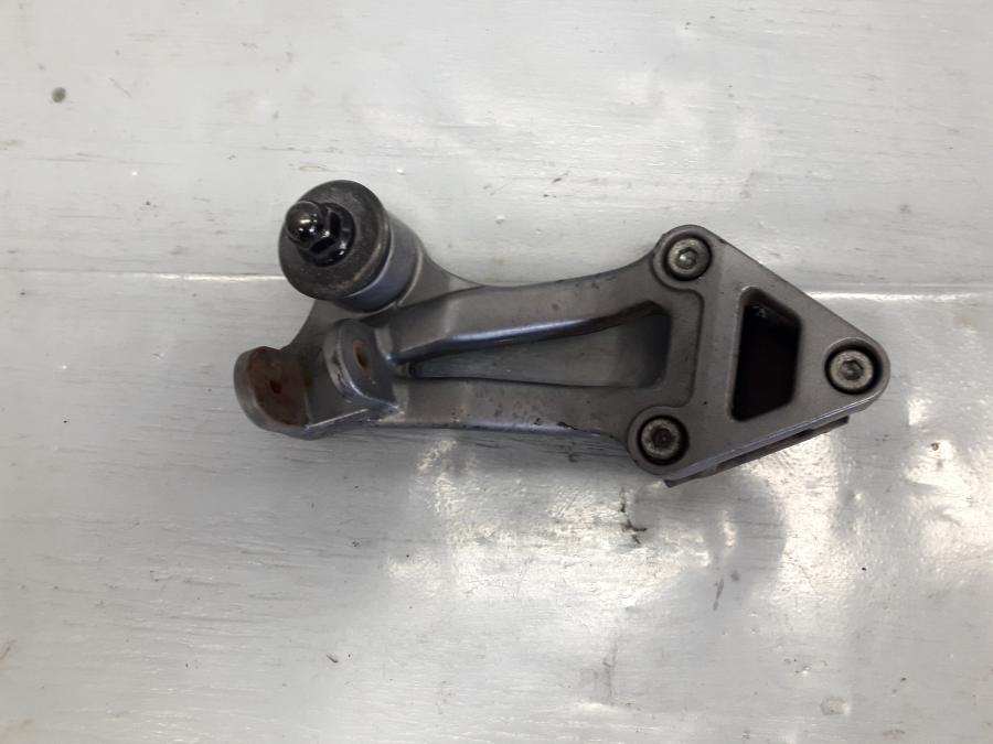 Framsidan på Fotpinnefäste från en Kawasaki ZZR 1100 -1990 motorcykel.