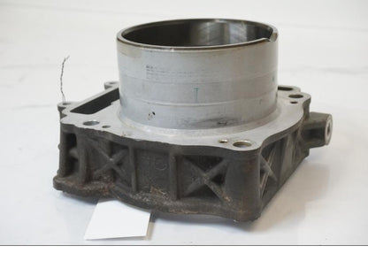 Höger sida på Cylinder från en KTM 1190 Adventure -2015 motorcykel.