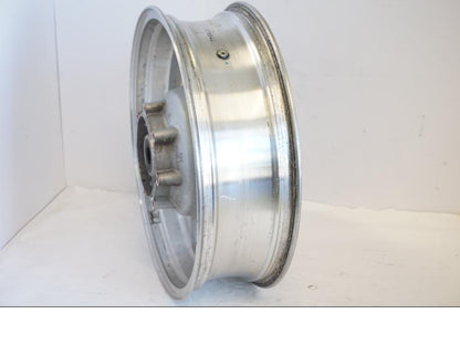 Snett uppifrån på Fälg från en Kawasaki VN 1500 Mean Streak -2002 motorcykel.