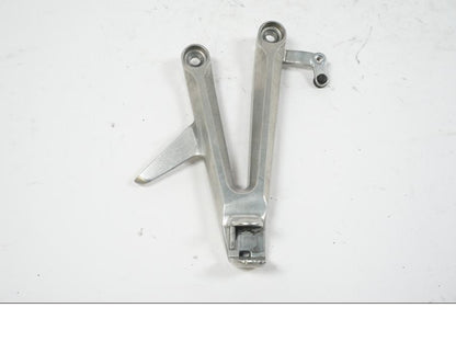 Framsidan på Fotpinnefäste från en Honda CBR 1000 RR -2004 motorcykel.