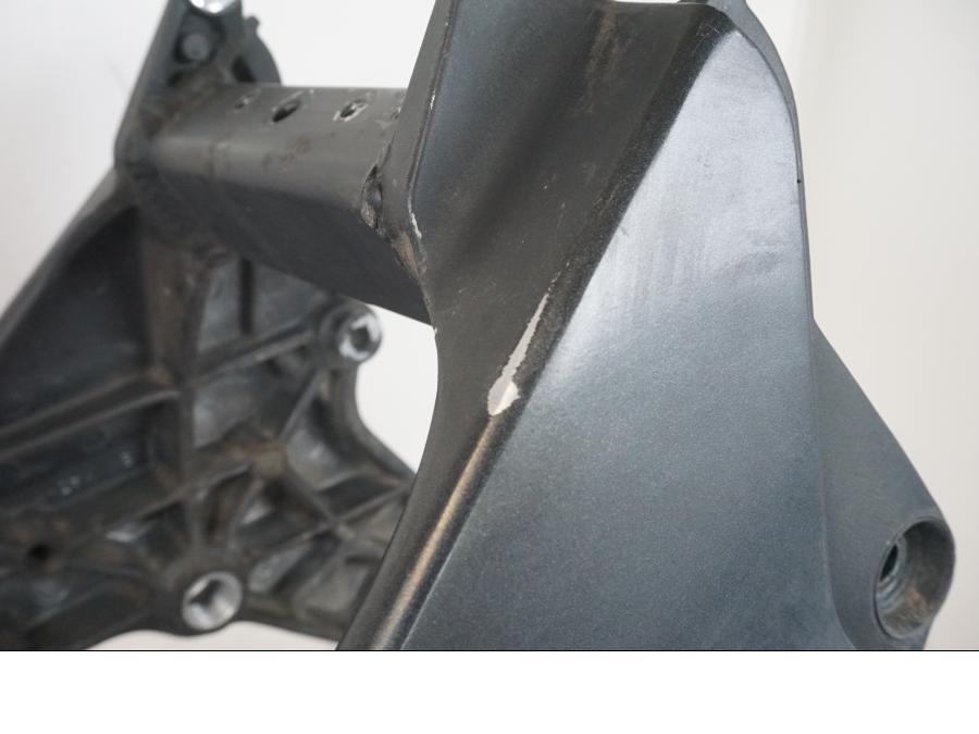 Höger sida på Ram från en Honda CBR 1100 XX -1999 motorcykel.