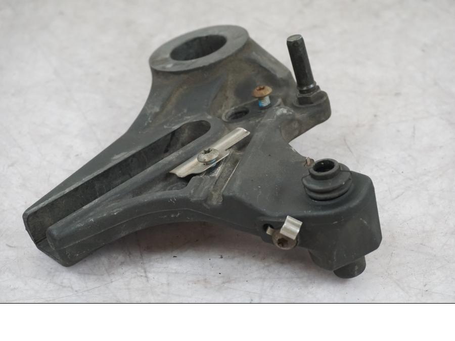 Snett nerifrån på Bromsoksfäste från en BMW S 1000 RR -2010 motorcykel.