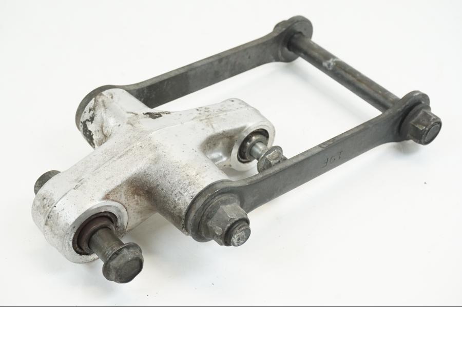 Baksidan på Stötdämparlänkage från en Suzuki VL 1500 -1999 motorcykel.