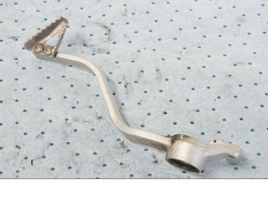 Framsidan på Bromspedal från en KTM 690 Duke -2008 motorcykel.