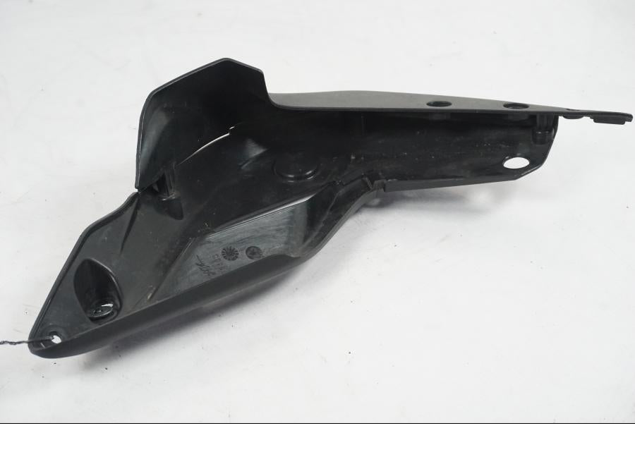 Snett nerifrån på Sidkåpa innerplast från en MV Agusta Dragster -2014 motorcykel.