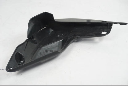 Snett nerifrån på Sidkåpa innerplast från en MV Agusta Dragster -2014 motorcykel.