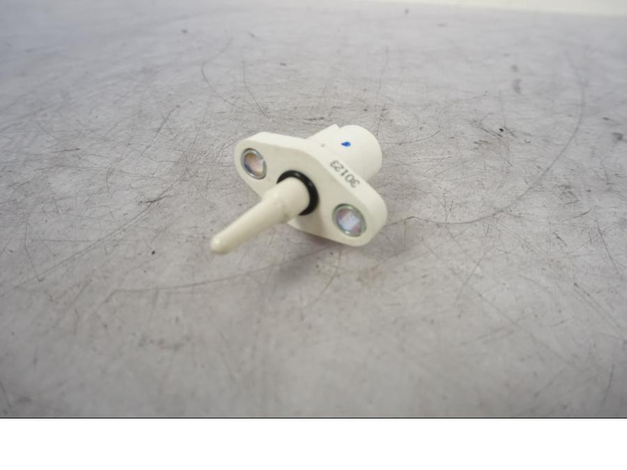 Framsidan på Luftburksensor från en KTM 1290 Super Duke R -2023 motorcykel.