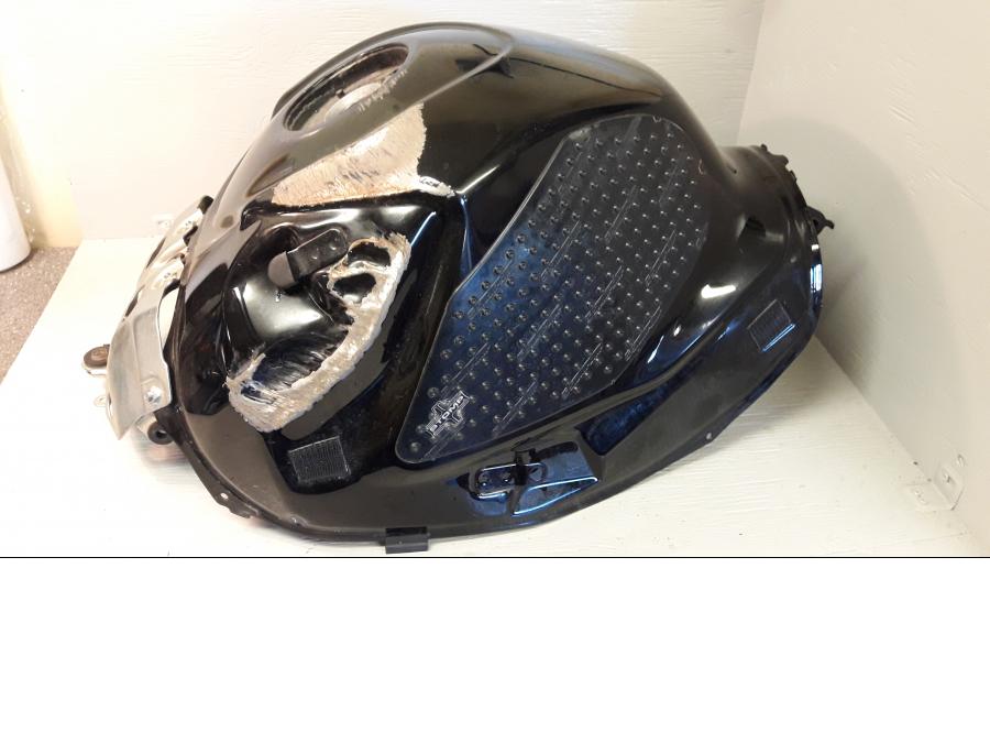 Framsidan på Bensintank från en Suzuki GSX-R 1000 -2008 motorcykel.