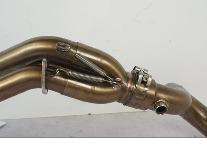 Snett nerifrån på Grenrör från en Yamaha MT-09 SP -2018 motorcykel.