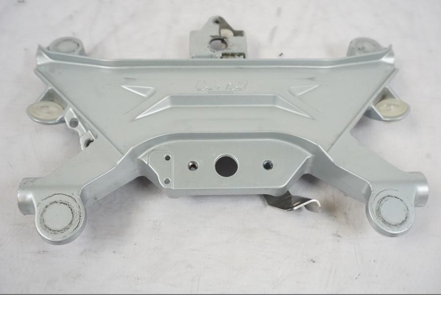 Vänster sida på Sadelfäste från en KTM 1290 Super Duke -2019 motorcykel.