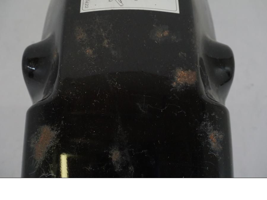 Snett nerifrån på <p>Bakskärm från Kawasaki VN 750 1994.</p>

<p>Lackskador och rost finns se bilder.</p>

<p>Reflex.</p> motorcykel.