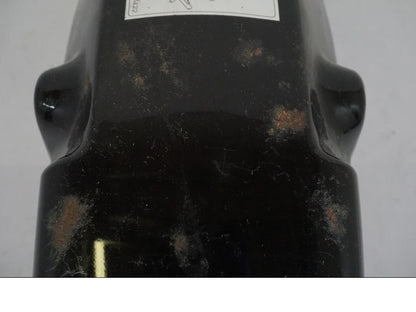 Snett nerifrån på <p>Bakskärm från Kawasaki VN 750 1994.</p>

<p>Lackskador och rost finns se bilder.</p>

<p>Reflex.</p> motorcykel.