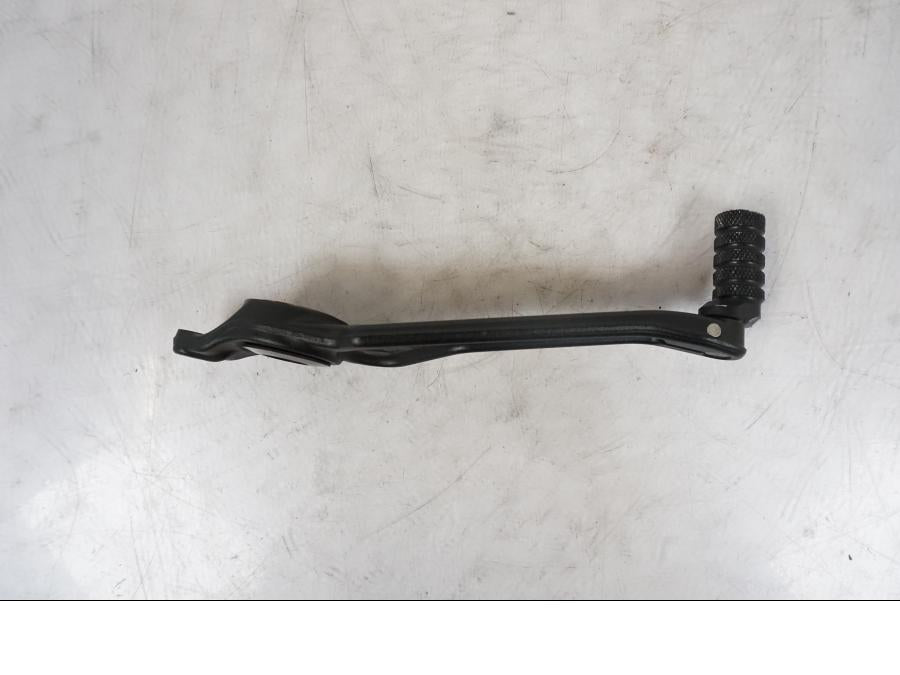 Snett uppifrån på Bromspedal från en KTM 1290 Super Duke R -2021 motorcykel.