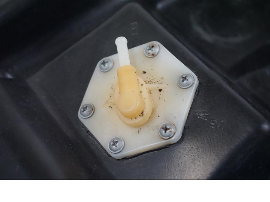 Vänster sida på Bensintank från en BMW F 650 CS -2002 motorcykel.