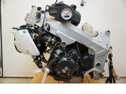 Framsidan på Motorpaket från en Triumph TT 600 -2002 motorcykel.