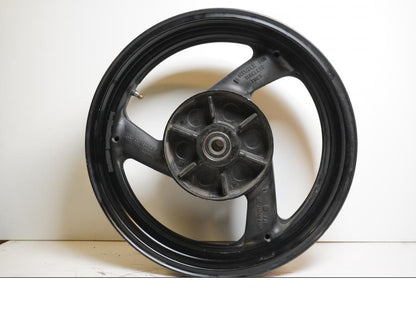 Framsidan på Fälg från en Yamaha FZ-S 600 -1998 motorcykel.