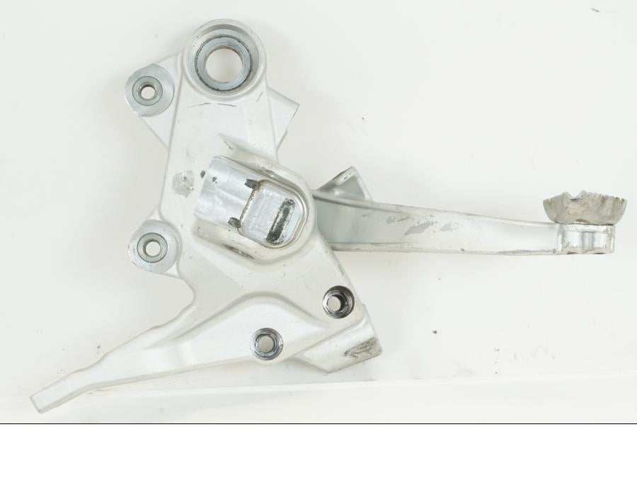 Framsidan på Fotpinnefäste från en KTM 690 Duke -2008 motorcykel.