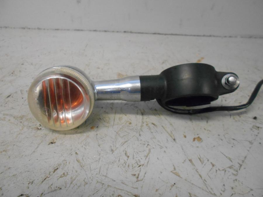 Baksidan på Blinkers från en Suzuki VZ 1600 -2004 motorcykel.